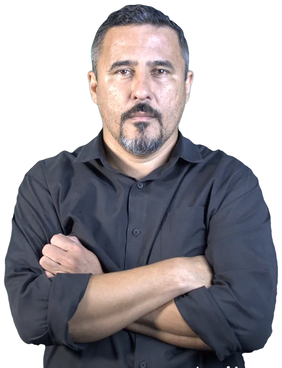 Marcos Nobre de frente, braços cruzados, camisa preta, expressão séria.