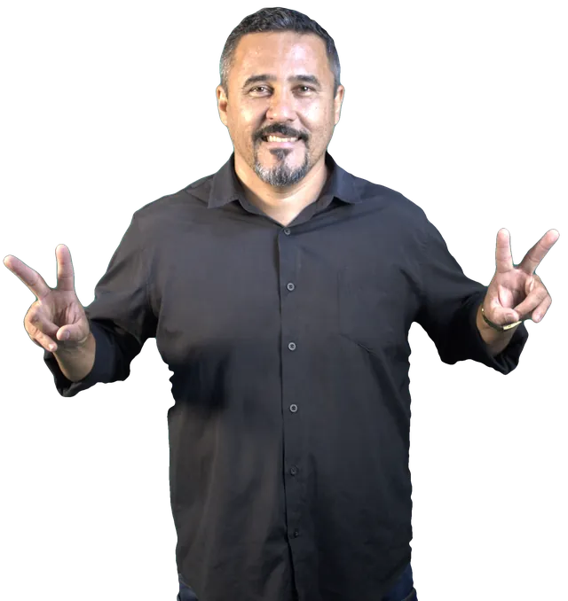 Marcos Nobre, de camisa preta, com os braços abertos e o sinal de paz e amor nas duas mãos.