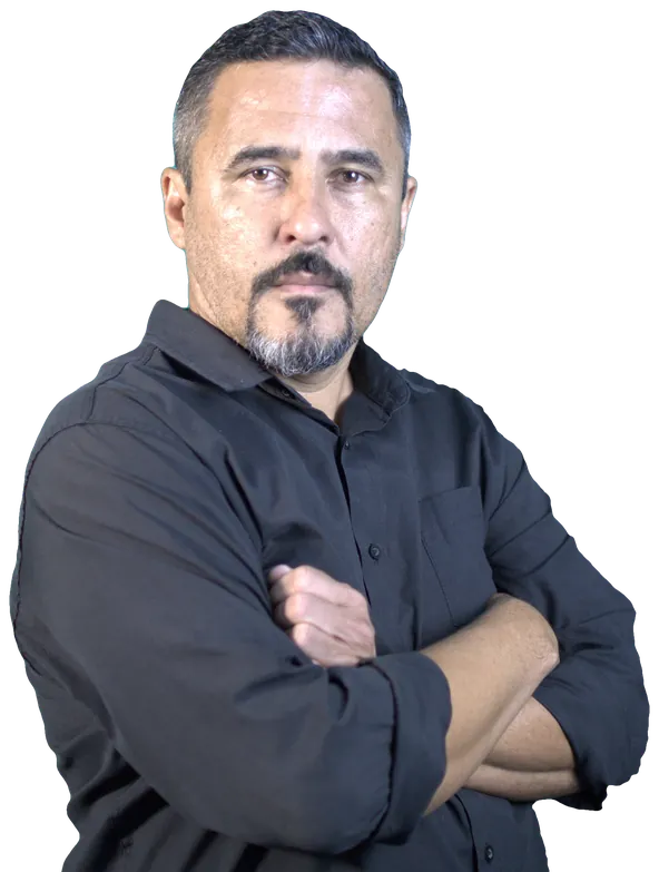 Retrato de Marcos Nobre de braços cruzados, camisa preta, olhando para a câmera.